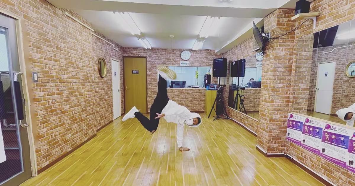 鏡と木の床があるJOYダンススタジオの室内